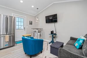 Una sala de estar con un sofá y un refrigerador. en Sangria Sunset, en Rockport