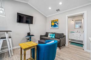 una sala de estar con un sofá y una silla en Sangria Sunset, en Rockport 23 fotos más