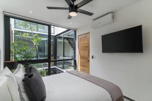 Un pat sau paturi într-o cameră la Jungle townhouse 4BR for 9 guests, Chef,Spa and Private plunge pool