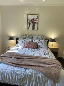 - une chambre avec un grand lit et 2 tables de chevet dans l'établissement Yarra House - Comfortable 3 bedroom home close to everything!, à Healesville