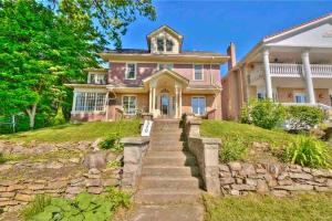 ein Haus mit einer Steintreppe, die hinauf führt in der Unterkunft Niagara River&Gorgeview Manor-10MinsWalkToFalls in Niagara Falls