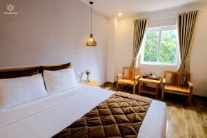 een slaapkamer met een groot bed en een raam bij BB Hotel&Resort in Phu Quoc