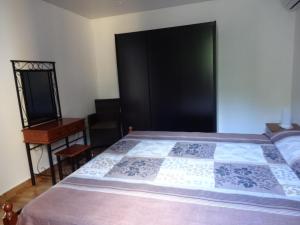 een slaapkamer met een bed met een zwarte deur en een bureau bij View on Ilot Fourneau in Le Morne