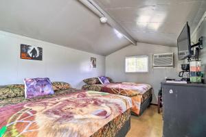Habitación con 2 camas y TV. en Outdoor Retreat Huntsville Cabin with Mtn View, en Huntsville