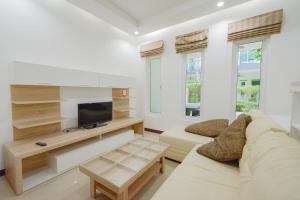 TV a/nebo společenská místnost v ubytování Baan Noppadol Hua Hin Resort