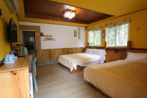Postel nebo postele na pokoji v ubytování Old Farmer Homestay