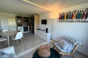 un soggiorno con tavolo e sala da pranzo di Le Studio de la Lagune studio cabine proche de la plage a Le Grau-du-Roi Altre 21 foto