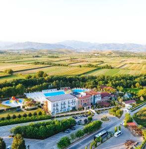 uma vista aérea de um campus escolar com uma estrada em Gardenland Resort em Shkodër