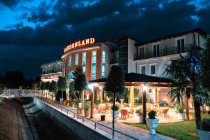um edifício com uma placa que lê Hotel Imperial em Gardenland Resort em Shkodër