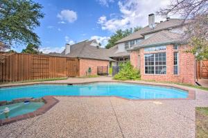 - une piscine en face d'une maison dans l'établissement Elegant Plano Home with Private Outdoor Pool!, à Plano
