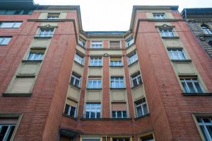 Budova, v ktorej sa apartmán nachádza