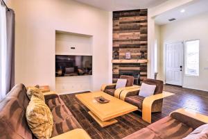 Billede fra billedgalleriet på Heated Salt Pool Welcoming Coachella Home i Coachella