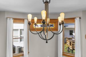 Galeriebild der Unterkunft Pet-friendly 4 BD Historic Charmer at Marion Uptown in Marion