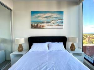 Tempat tidur dalam kamar di Luxury CBD Beach Vibes-Queen Bed-Gym-BBQ