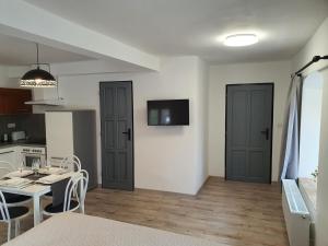 TV a/nebo společenská místnost v ubytování Apartmány ČERNÝ KOHOUT