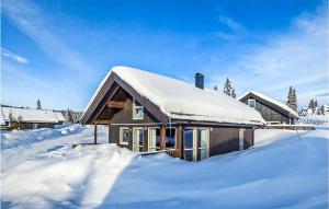 una casa cubierta de nieve con un montón de nieve en 4 Bedroom Amazing Home In Lillehammer en Lillehammer