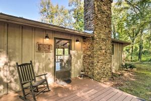 Riverfront Retreat with Fire Pit Fish and Hike!外面的花园