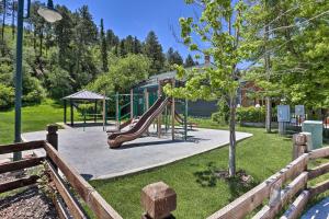 un parque infantil con tobogán en Cozy Deadwood Escape Less Than 1 Mi to Dtwn and Casinos en Deadwood