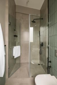La Olalian Estate في أنجونا: حمام مع دش زجاجي مع مرحاض