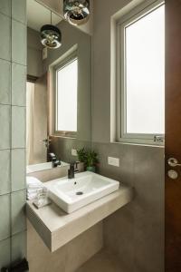 La Olalian Estate في أنجونا: حمام مع حوض أبيض ومرآة
