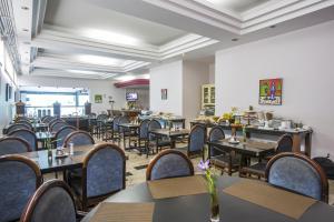 Reštaurácia alebo iné gastronomické zariadenie v ubytovaní Astron St Moritz by Nobile