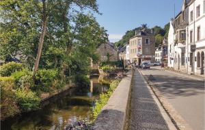 een straat in een stad met een rivier en gebouwen bij 2 Bedroom Stunning Home In Bannalec in Bannalec