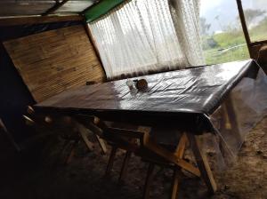 クスコにあるMachupicchu EcoLodgeの窓付きの部屋の木製テーブル