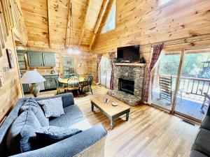 sala de estar con sofá y chimenea en Willow Creek cabin, en Townsend