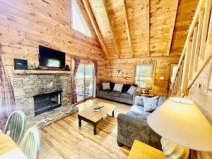 sala de estar con sofá y chimenea en Willow Creek cabin, en Townsend