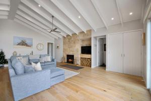 uma sala de estar com um sofá e uma lareira em Live the Luxury Lifestyle in Lohr em Inverloch