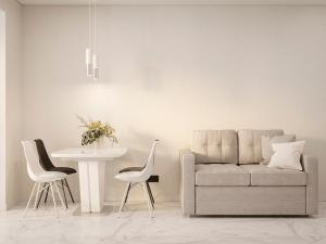 ein Wohnzimmer mit einem Sofa und einem Tisch in der Unterkunft Дизайнерська сучасна квартира in Luzk