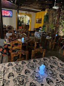 un ristorante con tavoli e sedie con teschi sopra di Hotel San Sebastián a Antigua Guatemala