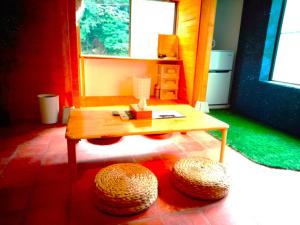 a living room with a table and two baskets at SyunkaSyuutou - Vacation STAY 53627v in Hakone