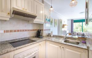 Kuchyň nebo kuchyňský kout v ubytování Nice Apartment In Orihuela With Wifi