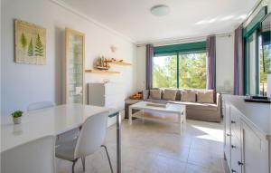 eine Küche und ein Wohnzimmer mit einem Tisch und einem Sofa in der Unterkunft Lovely Apartment In Orihuela With Swimming Pool in Orihuela