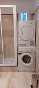 a washer and dryer in a room with a door at Apartamentos Hotel Parque in Las Palmas de Gran Canaria