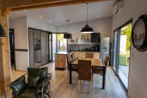 Kuchyň nebo kuchyňský kout v ubytování Le Domaine de l'étang fourchu