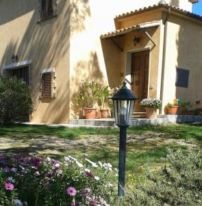 une lumière de rue devant une maison fleurie dans l'établissement Monolocale Stiacce, à Saturnia