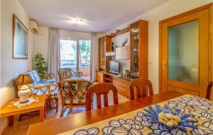ein Wohnzimmer und ein Esszimmer mit einem Tisch und Stühlen in der Unterkunft Beautiful Apartment In Alicante alacant With Outdoor Swimming Pool in Benimagrell
