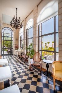 una camera con pavimento e finestre a scacchi di The Scots Hotel a Tiberias