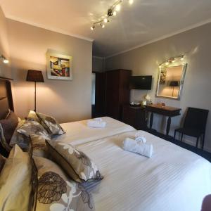 A bed or beds in a room at Liknon