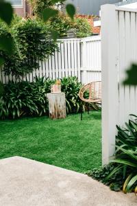 a garden with a tree stump and a bench at Anchor Geelong in Geelong