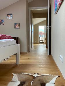 Ένα ή περισσότερα κρεβάτια σε δωμάτιο στο Ferienwohnung Panorama inkl. Chiemgaukarte