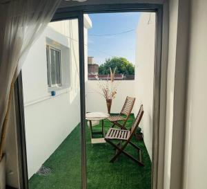 a patio with two chairs and a table on a balcony at Encantador departamento en Capital Federal con patio in Buenos Aires