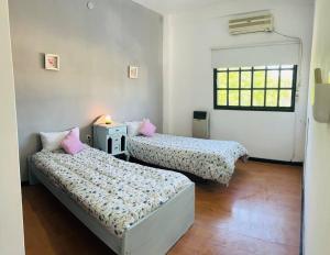 a bedroom with two beds and a window at Encantador departamento en Capital Federal con patio in Buenos Aires