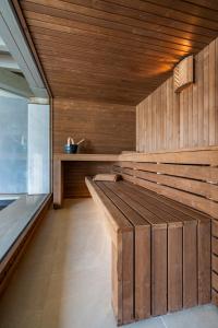 uma sauna com um banco de madeira num quarto em Relais Villa dei Gelsi & Spa em Verona