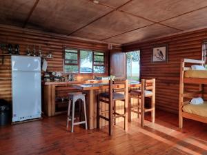 una cocina con mesa y sillas en una cabaña en Mansfield Private Reserve en Port Alfred