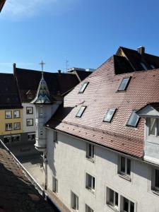 une vue de tête d'un bâtiment avec un toit dans l'établissement Hotel Bären, à Villingen-Schwenningen