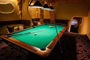 Stół bilardowy w obiekcie Hotel Burkaty