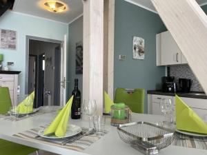 een keuken met een tafel met gele servetten erop bij Ferienhaus DolceVita in Walkenried